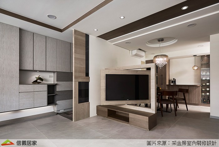 簡約俐落的系統家具，設計師利用棕色、深色木紋貼皮點綴，搭配深色鐵件與皮質桌椅等，為屋主一家打造都市叢林中的一抹寧靜。平常工作忙、回到家倒頭就睡；假日早點起床、一家人在窗邊享受一杯咖啡的寧靜與晨光的照耀。輕盈的線條延伸無垠、簡逸而舒適的透明無雜質，成就一個家風格。