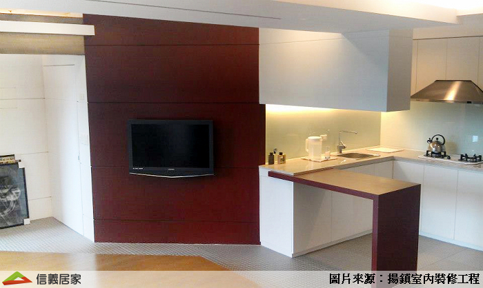 沿著牆面配置ㄇ字型的流理台與廚具櫃，讓下廚動線更加流暢，