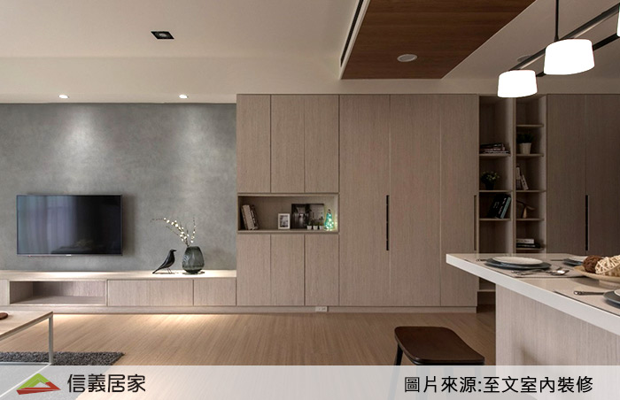 天花板局部以木皮點綴，搭配電視主牆的仿清水模塗料，讓空間跳出日式的風味。