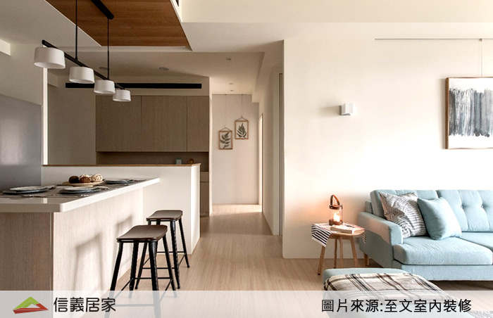 拆除原有的玻璃隔間，並以簡單捲簾替代空間的區隔作用