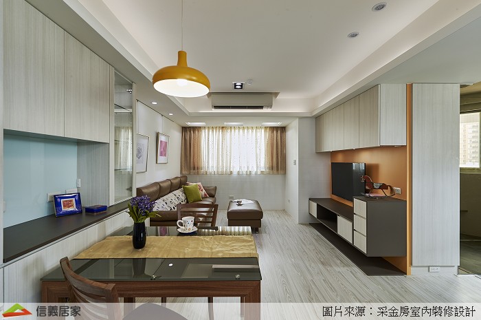 都會區的住宅空間偏狹小，因此客餐廳多半採開放式設計，即便如此，在界定空間時，仍希望有一個範圍，能明確區隔出客餐廳的動線及區域，以方便歸納及分配。若以容納4人的長桌來計算，餐廳最少要超過1坪以上較適合。依實際情況而定，餐廳不單單只有餐桌椅，還包括餐廚櫃，因此坪數往往也大於1坪以上。
