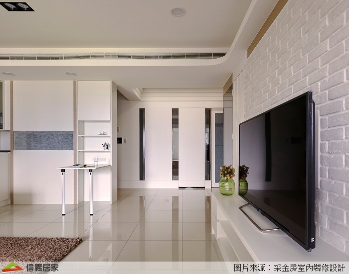 如果家裡人口不多，可以選購伸縮式餐桌或靠邊桌，平時占面積很少，朋友來時再打開或拉出來，既實用又省空間。 記得預留可以拉出餐椅及入坐的最小寬度，才能避免顧於擁擠。若餐桌靠近通往廚房或客廳等主要通道，建議留出120～130公分以上比較舒適且安全。