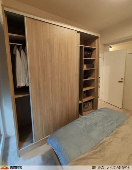 【封閉式衣櫃】 一般居家常見封閉式衣櫃，因為有門板設計可以將衣服全數塞進衣櫃中，也不用擔心被人發現凌亂的衣物。在門板的設計上可使用推拉方式，更能節省空間占用。