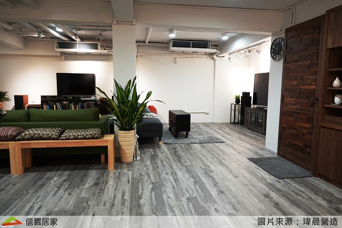 大門左側的第一個沙發區是陳先生的遊戲區，一個人在秘密基地的時候可以舒服的打電動，享受一個人的快樂！雙面使用的沙發讓兩個視聽區聯結在一起，旁邊的沙發區可以讓七八個人一起歡唱KTV，或者三五好友一起喝著威士忌聽著老歌，回味二十年前的青春！一個專屬包廂的概念！