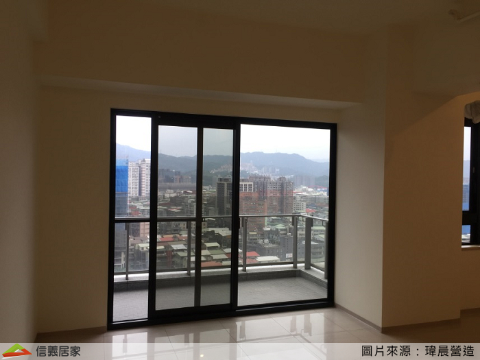 客廳原始樣貌,大面積落地窗及一旁的窗戶開在同一邊,整個空間顯得相當明亮,但免不了有大樑壓低的情形。