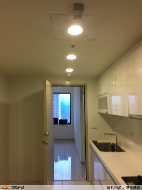 玄關處空間雖大,但大樑較低影響視覺效果,廚房隔間也讓拍攝影片的角度變得單調我們決定打造開放式廚房來增加開闊感!!