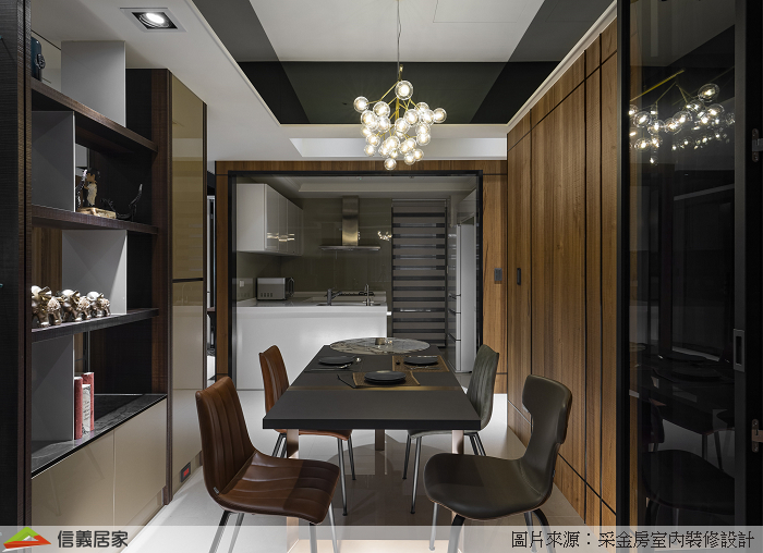 特別訂制符合餐廳規格的餐桌,用以滿足動線及使用需求外,更利用天花黑鏡框邊及吊燈拉高此區空間感。同時,為呼應木皮立面切割,廚房入口處也以黑框木皮做為ㄇ字型來配合整體設計。