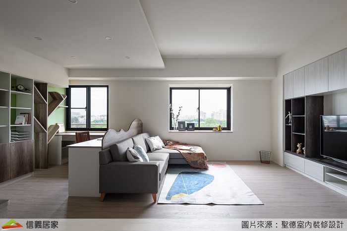 全室採取開放式設計，以雙面採光的建築規劃，讓光線可以充盈地漫射入室。同時透過通透的空間使用，讓成長中的孩子有更大尺度的遊戲與休憩場域。