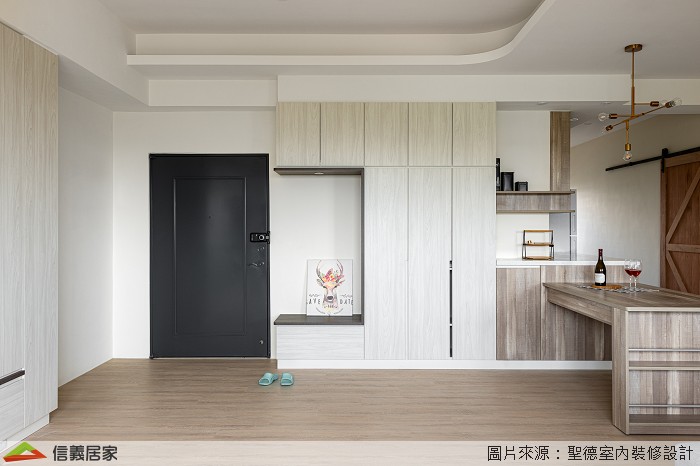 ▼室內空間捨棄了傳統居家採用大量木作施工的思維，改以環保綠建材的低甲醛系統板、環保塗漆作為主要素材，包含傢俱、燈具乃至所有的桌面、櫃體、地板等，都以可拆卸帶走為前提下施作，希望能在下一個居所再度被使用，減少裝修的廢棄物與環境的負擔。 設計師以「環保、綠能、再利用」的減量裝修與保留空間彈性，完美呼應屋主重視環保的理念。