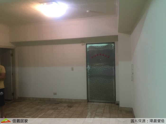 老舊華廈最容易遇到光線不足的問題，即便是白天在室內也得開燈。
