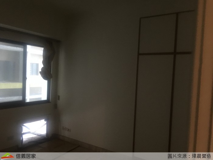 老舊華廈最容易遇到光線不足的問題，即便是白天在室內也得開燈。