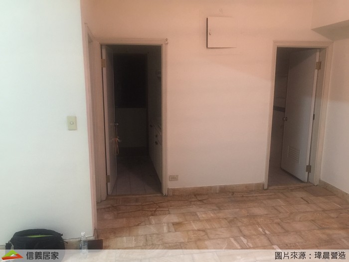 原先格局的安排使得餐桌無論如何擺放都正對廁所。