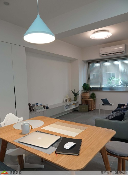 ▼簡約的室內擺設符合屋主的個性，採光窗留給客餐廳，使原先白天也顯得昏暗的室內變得明亮。光線引進後的開闊感搭配上大面積窗景，彷彿把咖啡店搬到家裡了呢！