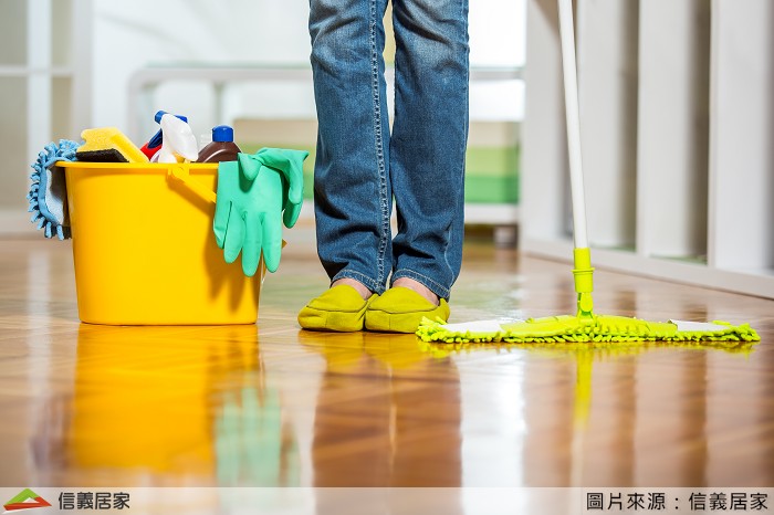 別以為吸完地再拖完就搞定！潮濕的地面反而讓灰塵黏在地上更難清，家事達人建議：地板清潔順序是乾＞溼＞乾，將灰塵掃除再用拖把或抹布沾取稀釋過的清潔劑拖地，最後用另一條乾淨的抹布擦乾地板，整潔可維持更長久。