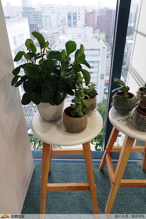 休憩區巧妙隔開不同屬性的部門，但休息時可以讓員工聚在一起，非正式會議需求時也可以在這裡一起討論，線條簡單鮮明的圓形燈具搭配上跳色的懶骨頭，讓員工在轉換心情的同時也能有忙裡偷閒的樂趣，落地窗前擺上應景綠色植栽更可以讓長時間使用電腦而疲累的雙眼得到緩解及放鬆。