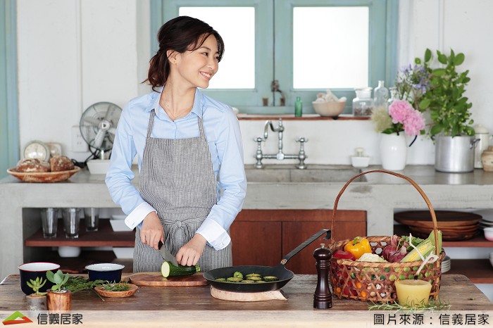 一般廚房規劃流理台皆含有料理檯面，可是若烹煮時器具食材過多，會使桌面動線凌亂，這時候中島設計可以幫助使用者加大料理場域，讓動線更清晰環境不擁擠，調理過程整齊舒服才不會顯得慌亂。