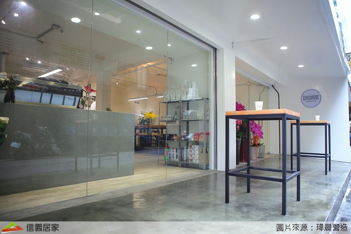 一般店面規畫都希望室內空間越大越好，我們卻希望有一塊室外的小平台，就像住家的玄關區一樣，進入DOSE之前轉換一下心情，好好享受一杯咖啡的寂靜。