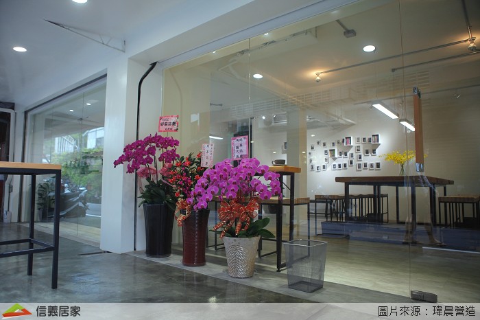 一般店面規畫都希望室內空間越大越好，我們卻希望有一塊室外的小平台，就像住家的玄關區一樣，進入DOSE之前轉換一下心情，好好享受一杯咖啡的寂靜。