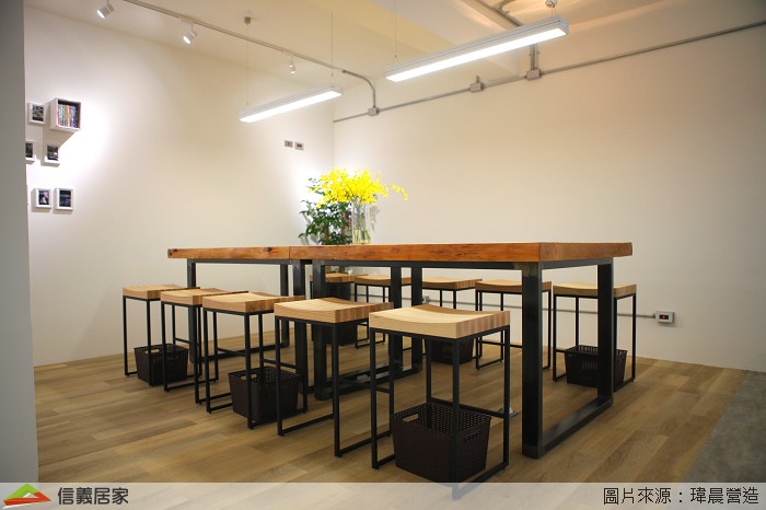 捨棄了一般咖啡廳小桌椅配置，店內最重要的座位區我們選用檜木拼接的實木長桌，兩側的實木自然邊、桌板的厚實感、金屬桌腳的俐落，讓空間變的開闊沉穩。