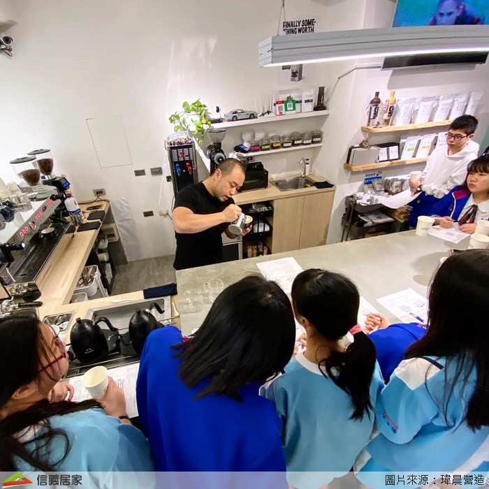 除了營業之外，他定期舉辦咖啡教學，讓更多的年輕人接觸手沖咖啡、了解Barista的工作內容，期待Dose Caffee能永續經營，把他的技藝傳承下去。