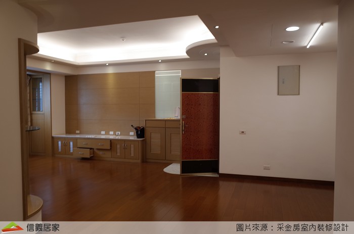 舊有的客廳以深色木地板及電視主牆為主色調，過於沉重的顏色容易造成視覺壓力也大大縮減視覺穿透的空間範圍；餐廚部分則將原先的L型廚櫃撤除，避免浪費轉角處的收納利用，原先物件中凹槽牆面容易形成畸零空間不利使用，衛浴空間同樣採用深色地磚導致視覺昏暗不明。