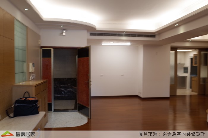 舊有的客廳以深色木地板及電視主牆為主色調，過於沉重的顏色容易造成視覺壓力也大大縮減視覺穿透的空間範圍；餐廚部分則將原先的L型廚櫃撤除，避免浪費轉角處的收納利用，原先物件中凹槽牆面容易形成畸零空間不利使用，衛浴空間同樣採用深色地磚導致視覺昏暗不明。
