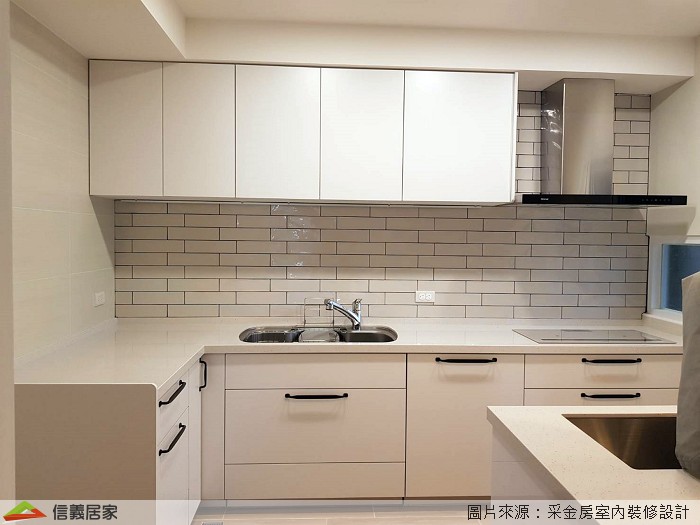 Point2廚房櫃體+中島 在設計上由於廚房改為開放式設計，因此增加中島餐桌並在下方設計收納櫃體加深儲物範圍；櫥櫃下櫃部分仍然保留原先的L型櫃體，但轉角改設計改旋轉拉欄架增加收納機能，上櫃則改為一字型；為了便利動線，設計師將水槽位置做更改避免與冰箱太靠近而不利使用。