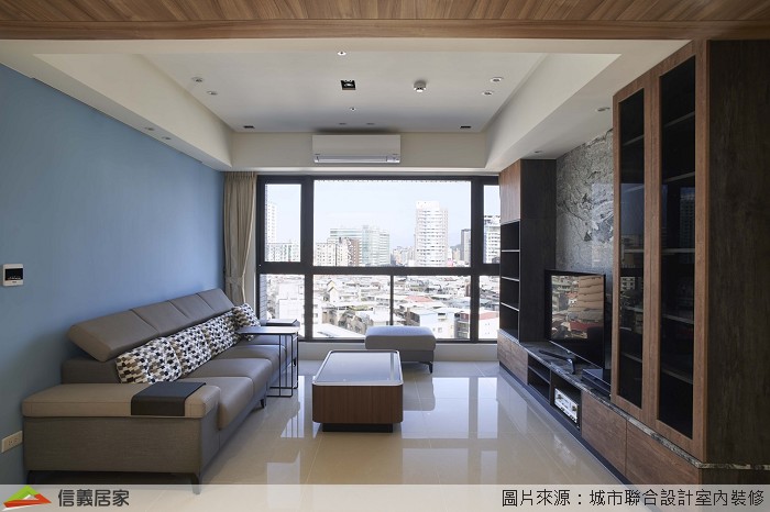 四房兩廳的格局，分別規劃成主臥、兒童房、書房及更衣室，全室規劃系統櫃統一收納；進門玄關處使用了清新優雅的六角磚，利用花磚拼貼混搭，規劃一區適合屋主氣質的落塵區，為了收納需求在玄關一旁結合系統櫃與鞋櫃加大收納範圍。 書房採開放式配置，一旁的開放式櫃體方便書籍拿取；臥房內的櫃體一致採用淺色木皮白胡桃配上龐貝黃杉，臥室良好的採光則靠斑馬簾來控制最舒適的光線，讓室內環境完整沐浴在陽光之下。
