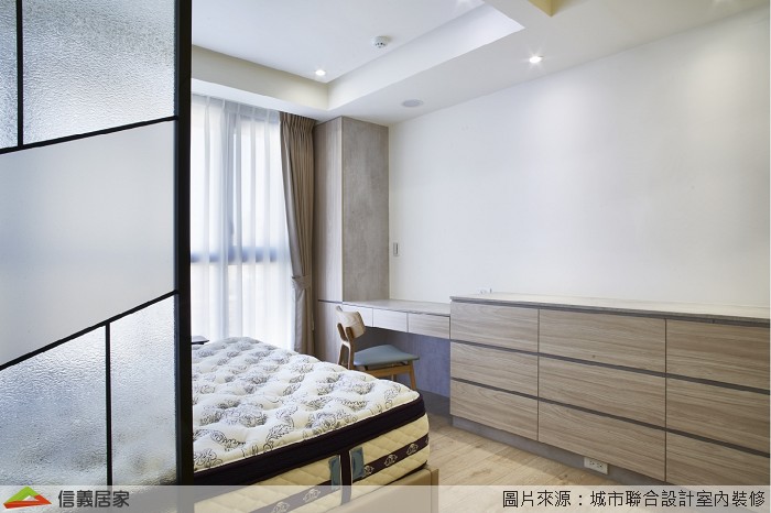 由於餐廳區位於房子正中央無直接採光，因此設計師利用淺色裝修採光問題，並在牆面留下一面空白處，讓喜愛作畫的屋主能掛上自己的得意作品。 設計師將廊道天花板延伸至房間走道，並利用造型木皮貼花畫出客餐廳間的界線，電視主牆選用美耐板大理石紋造型，既平價又能營造出大自然的氣息。 為了避免開門會看見床鋪及緊鄰衛浴的促狹空間，設計師在臥室床頭旁做一道玻璃屏風用以隔絕空間，利用玻璃透光性讓整體空間沒有壓迫的感覺。