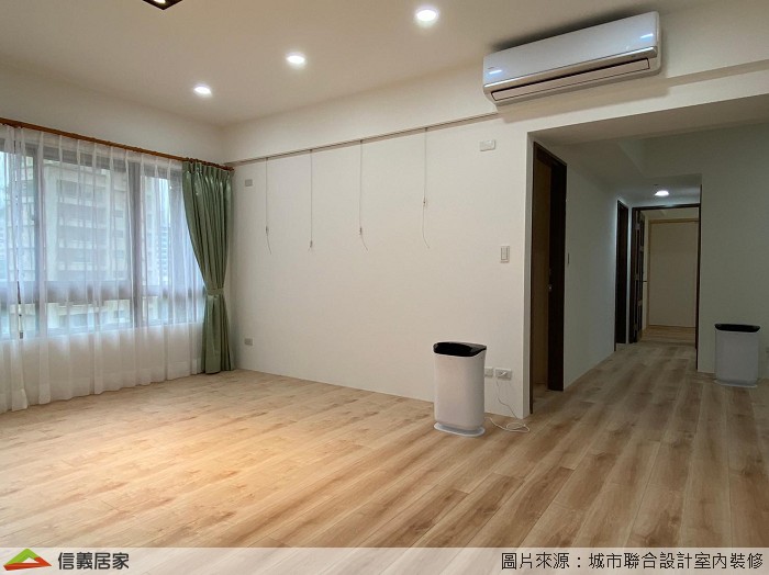 客廳以白淨為主題,利用白的調性放大空間感,並適度留白來突顯木質調的點綴,與實木家具的溫潤,襯托出些許北歐情調。 簡潔雅致的收納櫃,貼合屋主收納物品的需求,電視牆櫃內都是漂浮白梧桐,櫃外是使用科彰的雪藏橡木,簡約的白色櫥櫃,搭配木紋直理提升生活溫度,揉合空間主色調。