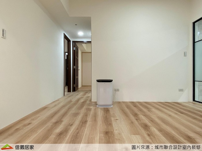 客廳以白淨為主題,利用白的調性放大空間感,並適度留白來突顯木質調的點綴,與實木家具的溫潤,襯托出些許北歐情調。 簡潔雅致的收納櫃,貼合屋主收納物品的需求,電視牆櫃內都是漂浮白梧桐,櫃外是使用科彰的雪藏橡木,簡約的白色櫥櫃,搭配木紋直理提升生活溫度,揉合空間主色調。