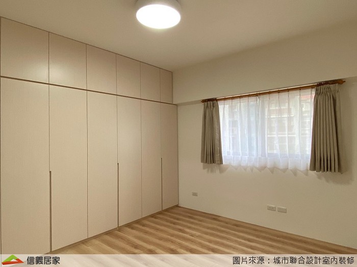 主臥室空間較寬敞,設計師採用一字型高櫃,讓櫃體延伸到天花,加大空間上層還可以做一些物品的收納,使全室空間乾淨整潔。 小臥室由於梁柱問題,因此在有限空間中將床頭櫃與收納做結合,提升坪效。