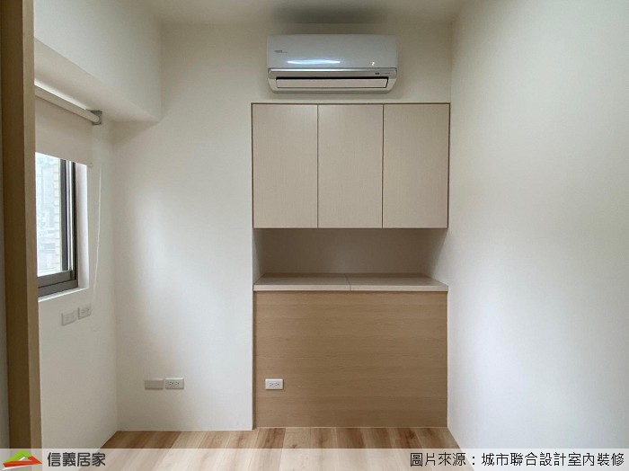 主臥室空間較寬敞,設計師採用一字型高櫃,讓櫃體延伸到天花,加大空間上層還可以做一些物品的收納,使全室空間乾淨整潔。 小臥室由於梁柱問題,因此在有限空間中將床頭櫃與收納做結合,提升坪效。