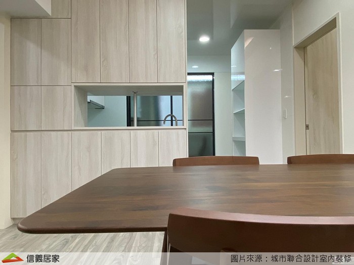 餐廳與廚房則是使用系統櫃作為區隔,利用半開放式的空間打造出空間穿透感,也加大了收納範圍。