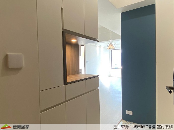 進入玄關馬上就能看到用清新優雅的六角磚所鋪設的落塵區,利用花磚拼貼混搭規劃出符合屋主氣質的落塵區,特地在牆面留下一塊藍色漆面,油漆師傅在底層刷上了5至6層的磁性漆,外層則使用黑板漆,讓小孩可以在此區盡情揮灑創意,也可以當成留言板紀錄事情。