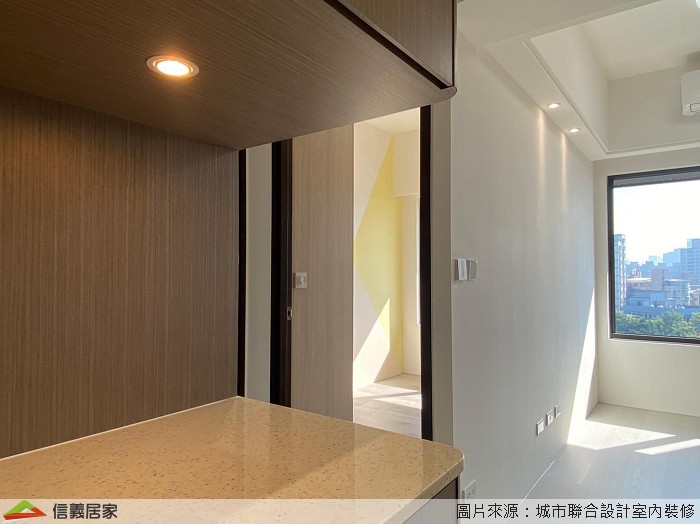 餐廳的收納櫃體,採用人造石中的糖果石款做組成,配上板岩直紋的木皮既不衝突還能顯現空間揉合質樸的沉穩氣韻;次臥的衣櫃選用瑞士榆木組成,配合牆面的幾何黃色牆,讓木質櫃體的溫潤與色牆撞出空間律動感。