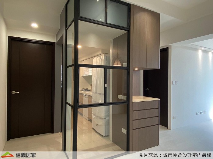 廚房與餐廳利用鋁框玻璃門隔絕油煙,讓在廚房辛苦的女主人可以由此看到家人食慾大動的模樣,通透玻璃感讓採光無礙具有放大居家的特性,更在鋁框玻璃門上增設開孔,讓美味佳餚可迅速遞上桌開動。