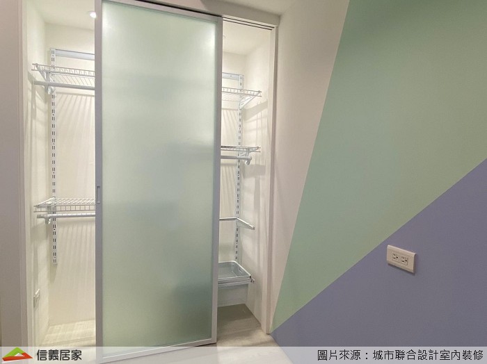 綠色是大自然生生不息的色彩,立刻聯想到青翠的綠葉及草原,代表著旺盛青春的生命力,正值好奇心旺盛的青春男孩房裡使用淡綠混搭紫色,營造專屬小主人活潑前衛又有著溫柔寧靜的氣息。