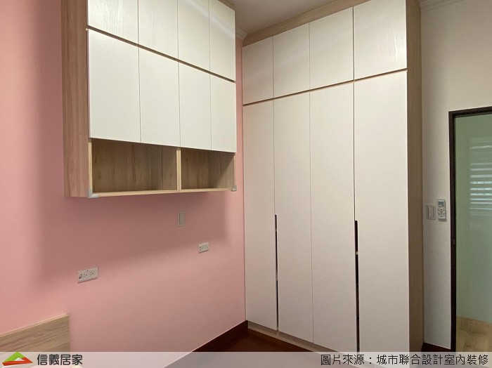 女孩房選用小女生喜愛的粉色系為主調,配合木製櫃體的白粉設計,營造出溫馨可愛的公主房;男孩房則用藍色系來襯托活潑好動的孩子風,適度的留白設計用白色系統櫃和藍色壁面營造視覺落差,牆面設置了展示與實用並列的懸吊收納櫃體,是最不佔空間的巧思。
