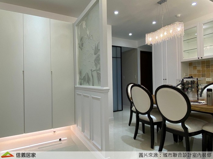 餐廚｜隔間打造好空間 廚房場域以北二高的拉門與餐廳做為一個轉場劃分，緊鄰玄關的餐廳則同樣運用隔板解決開門見灶的問題，設計師更不忘在隔板上鑲嵌玻璃雕花片營造視覺饗宴，櫥櫃中央所鋪設的磁磚再再凸顯出全室風格的一致性。
