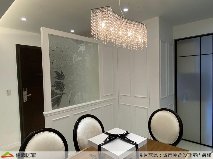 餐廚｜隔間打造好空間 廚房場域以北二高的拉門與餐廳做為一個轉場劃分，緊鄰玄關的餐廳則同樣運用隔板解決開門見灶的問題，設計師更不忘在隔板上鑲嵌玻璃雕花片營造視覺饗宴，櫥櫃中央所鋪設的磁磚再再凸顯出全室風格的一致性。