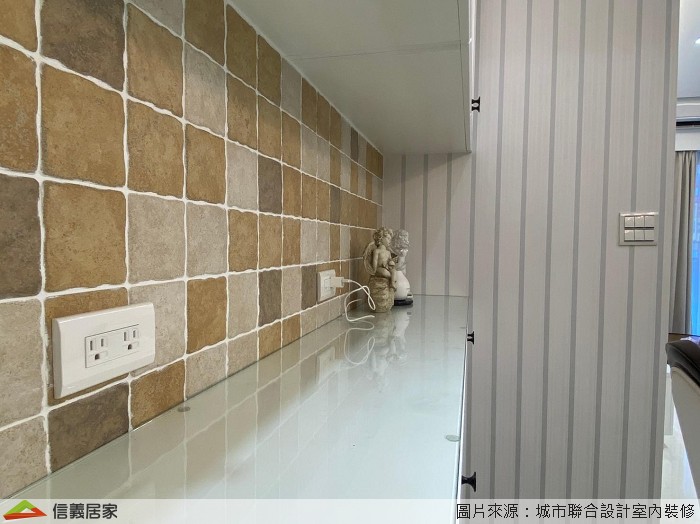 餐廚｜隔間打造好空間 廚房場域以北二高的拉門與餐廳做為一個轉場劃分，緊鄰玄關的餐廳則同樣運用隔板解決開門見灶的問題，設計師更不忘在隔板上鑲嵌玻璃雕花片營造視覺饗宴，櫥櫃中央所鋪設的磁磚再再凸顯出全室風格的一致性。