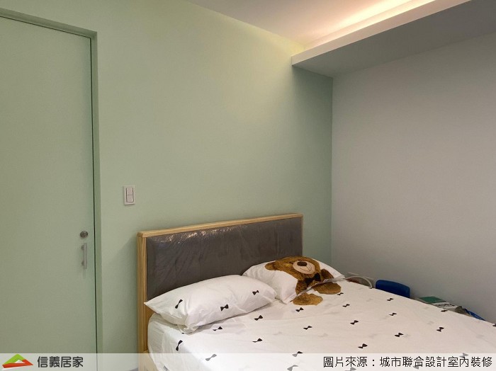 兒童房｜青綠主牆，悠活空間感 採用「森林」的翠綠為發想，淡淡的青綠色伴著木質感的衣櫃、書桌、收納架，讓房間充滿著悠閒的渡假氛圍，希望孩子在繁重的課業下，有著一片自己的天空休息充電，重整腳步再出發！