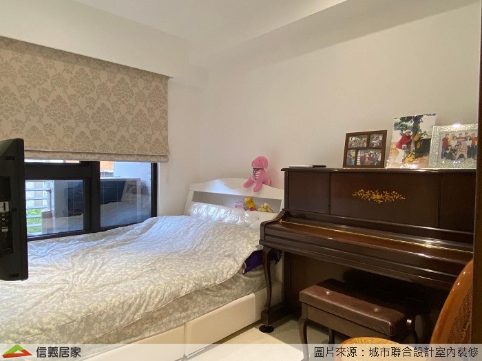 長輩房｜簡潔明朗，強化機能收納 長輩房無須過多的裝飾，將原有的鋼琴做為擺設，在牆上鑲入量身訂製衣櫃加強收納，顯現出居者簡潔有力的灑脫感。