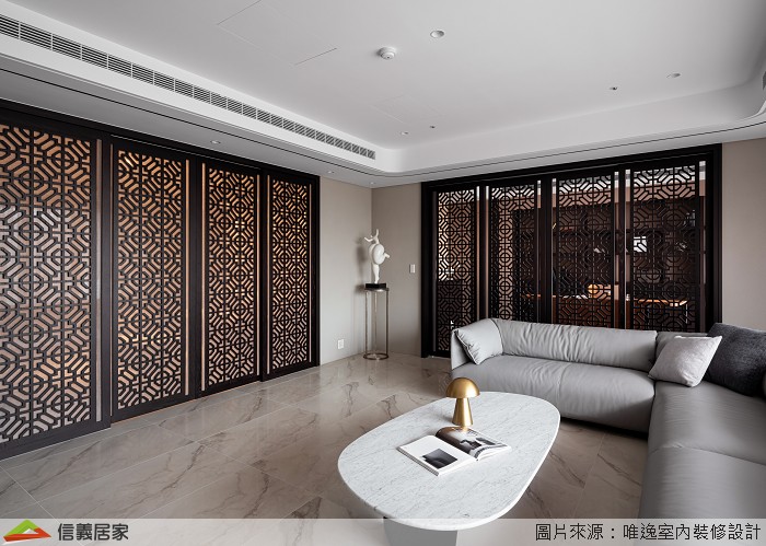客廳延續全室的主要設計，以禪風拉門貫穿場域，巧妙與書房劃分場域，又能讓光線毫無阻礙地透入全室，光彩映照在夏木漱石的地板上顯得更為清澈純淨。優雅的黃銅展示台為角落帶來了光線和深度，耀眼的金色體現著華美氣息。