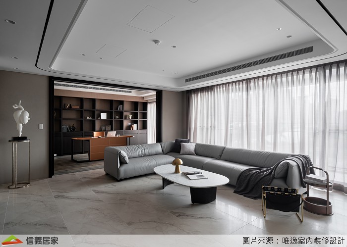 客廳延續全室的主要設計，以禪風拉門貫穿場域，巧妙與書房劃分場域，又能讓光線毫無阻礙地透入全室，光彩映照在夏木漱石的地板上顯得更為清澈純淨。優雅的黃銅展示台為角落帶來了光線和深度，耀眼的金色體現著華美氣息。