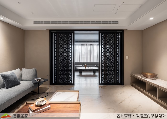 視聽室保留玻璃門來隔絕聲音透入，另一方面也因為玻璃的通透，讓光感於室內暢然無阻。灰褐色珪藻土牆面鋪上細緻雪白銀狐，譜寫無壓純淨的安定感。灰藍色沙發靜謐穩立，深邃的柔光感漫射精緻的細節和別樣的質感、內斂低調而高貴奢華。 棋藝室用窗櫺門印刻禪意的想像，縷空設計讓日光無礙穿透照耀空間、昇華意境。