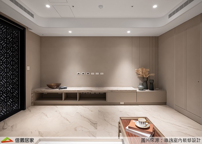視聽室保留玻璃門來隔絕聲音透入，另一方面也因為玻璃的通透，讓光感於室內暢然無阻。灰褐色珪藻土牆面鋪上細緻雪白銀狐，譜寫無壓純淨的安定感。灰藍色沙發靜謐穩立，深邃的柔光感漫射精緻的細節和別樣的質感、內斂低調而高貴奢華。 棋藝室用窗櫺門印刻禪意的想像，縷空設計讓日光無礙穿透照耀空間、昇華意境。