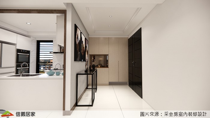 入門玄關處以灰牆做為空間開場及動線引導，並利用門後畸零空間設計整面鞋櫃及儲藏間，避免坪數浪費，提高收納機能。
