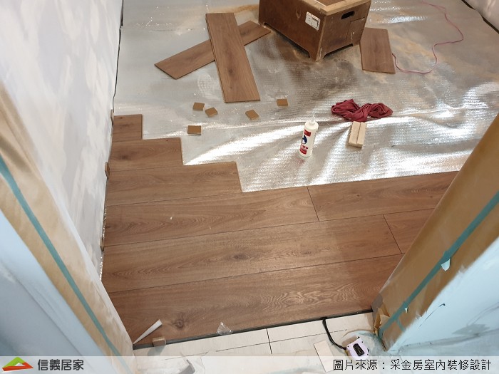 步驟9／最後鋪設超耐磨木地板，要記得鋪設木地板時紋路方向要一致哦～